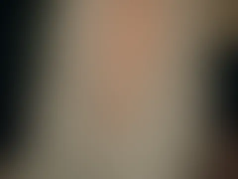 Unter einer weichen Decke, komplett nackt… das fühlt sich so gut an 😌💕 Wärme umarmt die Haut, Körper entspannt, keine Bewegung — nur leises Atmen und ein süßes Zittern beim Gedanken an dich 😏 Wills