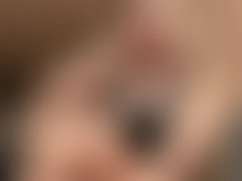 Heute ganz entspannt… aber mein Blick verrät was anderes 😏 So unschuldig sitz ich hier nämlich nicht… Komm näher – ich zeig dir, was ich meine 💫