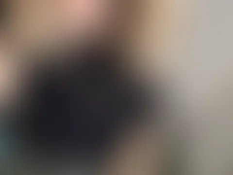 Schwarz, Grün & ein kleines Geheimnis darunter... 🤭 Manchmal reicht ein Blick, um zu zeigen, dass Eleganz auch aufregend sein kann. Und ja - Details machen den Unterschied. 😍