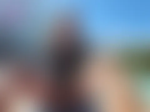 Gast vor dem Pool abgef**kt !!! Heute war das Wetter so warm das man draußen am Pool liegen kann, und mein Besuch hat natürlich gleich Nackt dagelegen. Ich konnte natürlich nicht wiederstehen und bi