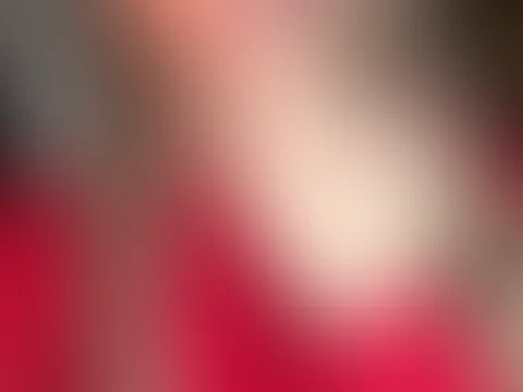 Noch ganz gemütlich, ein Lächeln auf den Lippen. Schick dir ein kleines Küsschen, um deinen Tag süß zu starten 💋