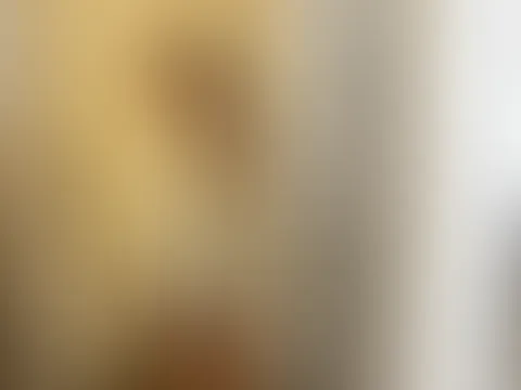 Wochenmitte… und ich fühle mich ziemlich gut dabei 😌✨ Halb geschafft, Zeit, sich selbst ein kleines Lächeln im Spiegel zu schenken. Gemütlicher Pulli, nackte Beine und dieser Blick, der vielleicht m