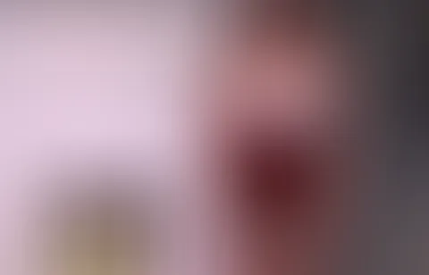 Mmmm, schau mir dabei zu wie ich dir langsam meine geilen Titten zeige 😼. Während ich immer weiter meine Hüllen fallen lasse, kannst du meine geile Stimme dabei hören 🥵. Glaubst du ich hab noch mehr