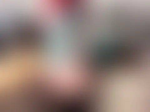 Ein Blick über die Schulter… und plötzlich wird aus einem einfachen Moment pure Spannung. 🔥 Spitze, Schatten, dieses Licht – alles daran spielt mit deiner Fantasie, ohne direkt alles zu verraten.
