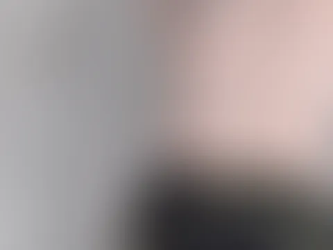Ich liebe es nackt zu sein. Aber wenn ich Klamotten trage, dann eher Leggings, Tennissocken, oder nackte Füße 🫠 Laufe gerne in Unterwäsche durch meine Wohnung. Du wärst bestimmt gerne mein Nachbar