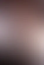 Mein Tag heute: nackt auf der Couch liegen, meinen natürlichen Körper genießen und träumen. 😏 Magst du dir vorstellen, wie ich auf deine Nachrichten reagiere?