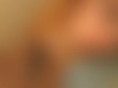 Ein kleiner Blick von oben… 😉 Magst du es lieber, wenn ich dich süß anlächle oder wenn meine Augen dir genau sagen, was ich will? Schreib mir mal, woran du denkst, wenn du mich so siehst… 🔥🔥