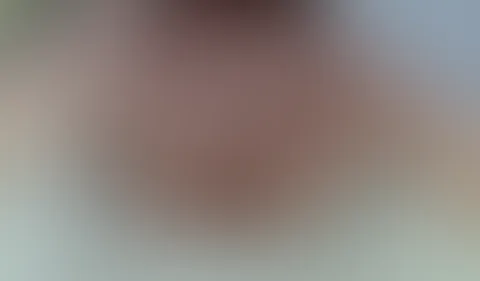 Wollt Ihr mir zusehen wie am frühen morgen schon mit feuchtem Fötzchen in die Badewanne p**se? Ich kann es ja einfach nicht lassen und muss an meiner M**e rumspielen wenn ich es so geil plätschern hör