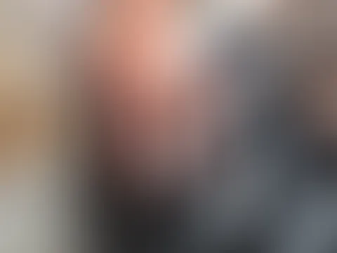 Ein Hauch Leder, ein Blick, der mehr sagt als Worte - und das stille Versprechen, dass der Abend noch lange nicht vorbei sein muss. 😋