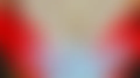 Ein bisschen Rot, ein bisschen Spitze und ganz viel Selbstbewusstsein