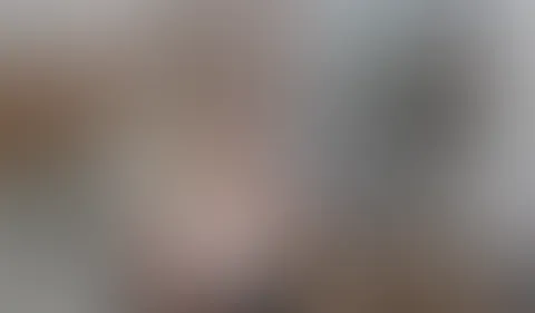 Die Chefin persönlich! Einfach mal laufen lassen! Aus der launigen neuen Serie „Büro, Büro“ gibt es jetzt immer wieder mal heiße, feuchte und geile Clips mit der reifen Chefin Tina. Wer sieht sie nic