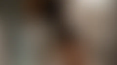 Guck mich an… ich warte nur darauf dass jemand kommt und mich nimmt. Drück mich und f**k mich hart und tief. Ich will