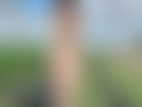 Ich freue mich immer, wenn Leute meine Füße mit einem Lächeln und warmherzigen Blick betrachten. Sie sollen bewundert werden und man soll sagen: „Wie schön sie sind …“  Findest du meine Füße süß? 💕
