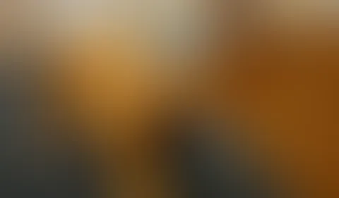 Jede Bewegung zeigt mehr – meine Brüste schwingen frei, meine Muskeln spannen sich, meine Beine öffnen sich weit. Ich genieße es, nackt zu turnen, den Luftzug auf jeder Stelle meiner Haut zu spüren. W