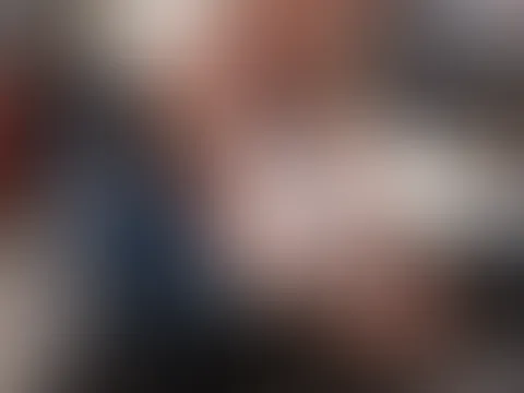 Hände schmutzig machen beim Auto reparieren
