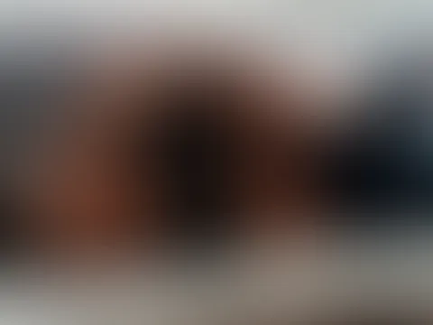 Mmm… dann komm doch näher zu mir und sei nicht schüchtern 😋 Was hast du vor – ziehst du mich langsam aus, Stück für Stück, ganz romantisch? ♥️ Oder stürzt du dich einfach wie ein Tier auf mich und n