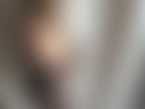 Manchmal reicht ein Blick… und deine Fantasie macht den Rest 😏 Dieses Outfit schmiegt sich so eng an mich… fast so, als wäre es nur für dich gemacht 💕 Ich steh hier und frag mich… würdest du mich ei