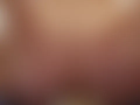 Ich reite meinen XL Dildo es schmerzt aber ist soo geil😈🥵🤯😍 ansicht ist von hinten damit du meinen geilen A***h beim reiten siehst🍑👅 das Video ist mit Ton!