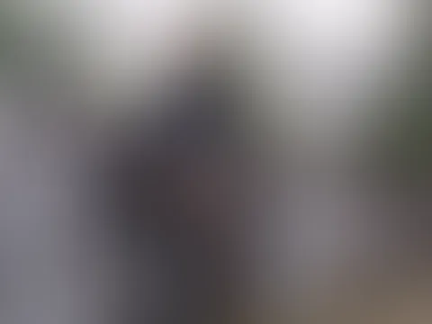 Heisse Aktion Draussen schön vor einem großen Hotel auf einer Brücke geil gefingert 😇😋Mini Rock und Nylon Strümpfe