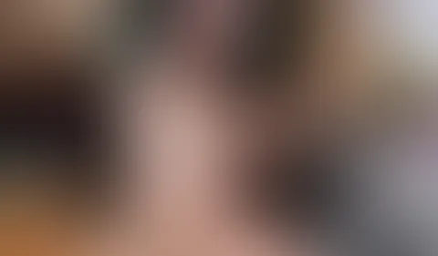 Dildo f**kt meine tropfende M****i