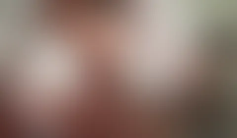 Kirsch-Schlafanzug mit tiefem Ausschnitt – ich konnte nicht anders… Erst am Stoff gezogen und dann an meinen prallen  Titten rumgespielt. Wer würde jetzt am liebsten seine Hände dran haben? Schreib’s 