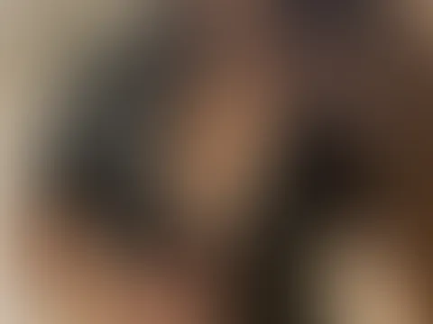 Meine riesigen Brüste sitzen sehr eng im Latex.