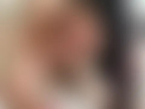 Guten Morgen 💕   Noch nicht ganz angezogen und schon in Stimmung…   Wer hat Lust, den Tag mit mir ein bisschen frech zu starten? Schreib mir im Chat 😘