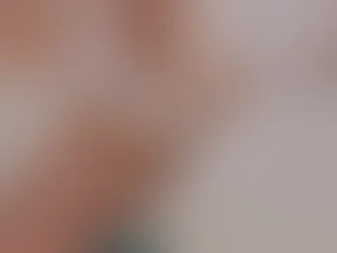 Ich bin so geil das ich jetzt fummeln muss an meine Nippel und P***y