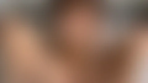Nackt und total preisgegeben… ich will dass du mir die Fötze richtig leckst und mich danach mit deinem harten S*****z