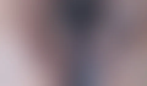 Ich ziehe meine Hose aus, meine Unterhose… und mein natürlicher weiblicher Duft begrüßt mich. Möchtest du ihn auch mal riechen? 😏