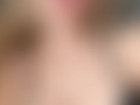 Ich liege noch auf der Couch, noch ganz entspannt… aber meine Gedanken sind alles andere als brav. Ich mag diesen Moment, wenn mein Blick dir schon verrät, was ich später noch mit dir vorhabe… 😏 Komm