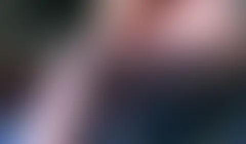 Ich bin deine kleine versaute Nylonschlampe. Ich möchte dir unbedingt mein neues Kleid und meine megageilen neuen Nylonsstrumpfhosen zeigen. Vielleicht gelingt es mir sogar dich zu verführen. Gemeins