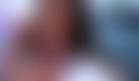 Süße Freundin wird geil auf die Couch gef**kt!