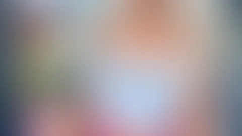 Du schaust mir bestimmt nicht unter das Röckchen oder?