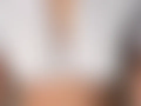 Im kurzen Top hüpfe ich und lasse meine Titten springen..