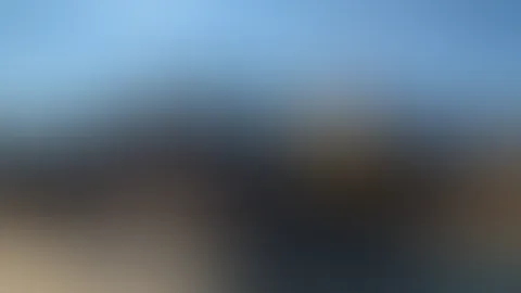 Im Netzkleid auf dem Bagger