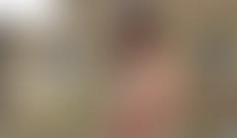 Oh man, ich bin so schüchtern. Aber ich komme um mein Helfersyndrom einfach nicht herum. Meine Freundinnen Cruelalice und Lolicoon müssen dringend p*****n und weit und breit ist keine Toilette zu find