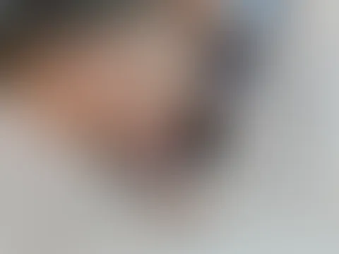 Outdoor P***y geleckt bekommen Er verwöhnt meine nasse P***y mit seiner Zunge während um uns Rum über all andere Badegäste sitzen 💦