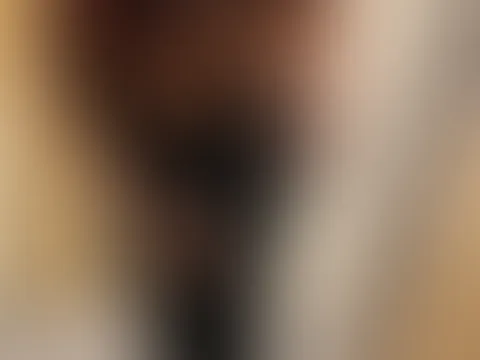 Ich liebe diesen einteiler. So bequem und schnell auszuziehen. Brauch ich eine Unterwäsche darunter? Oder lieber ohne, mit dem Reiz das wir überall einfach S*x haben können? 😏