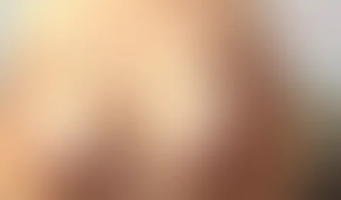 Guten Morgen, schaut zu wie ich meine großen Brüste eincreme! 😍 Da kommen einem doch geile Gedanken in den Kopf, oder? 😈💦