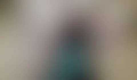 Hmm ihr bewundert doch bestimmt gerne wie ich mein F**k Fötzchen schön für euch aufhalte und Tröpfchen für Tröpfchen von meinem Geilen Mösen Sekt heraus kommt und es mir schön über meine Hände meine S