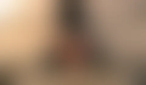 Overkneews, sexy Dessous und eine geile Reitstunde mit tiefen Einblicken und geilen Nahaufnahmen