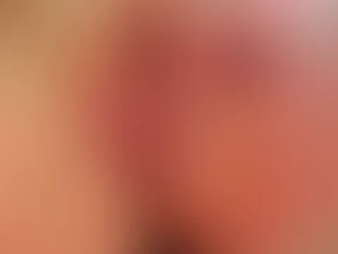 Wer hätte gedacht, dass ein rotes Netzteil in der Küche so viel Kopfkino auslösen kann? Mutti weiß eben, wie man neugierig macht. 😈