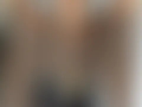 „Hör genau zu, mein kleiner Sklave. Ab jetzt meldest du dich jeden Morgen mit einem Foto deiner devoten Haltung und den Worten: ‚Guten Morgen, Herrin. Ich gehöre Ihnen.‘ Versagst du, gibt es Strafe. U