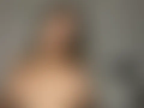 Outfit ausgezogen, eingecremt und schön meine P***y gefingert