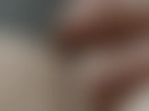 Ich wurde heiß überrascht und spürte wie er seine Hand auf meinen geilen Fötzchen legt. Sanft fängt er an zu massieren und ich spüre schon die Lust in mir, er fängt an zu fingern und dass hat mich so
