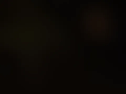 Wir haben diese Nacht bei seinen Eltern verbracht und ich musste Nachts so dringen pullern, dass ich es nicht aushalten konnte. Ich musste allerdings eine Etage nach unten laufen um ins Badezimmer zu