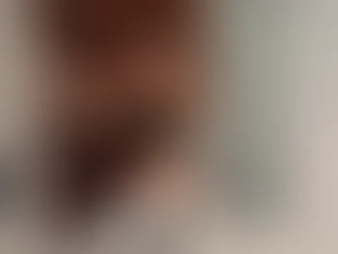 Ich liebe es ja frisch geduscht, rasiert und eingeölt zu sein. Ich benutze immer Kokosöl. Kannst du dir vorstellen wie gut meine Haut riecht und wie weich sie ist?😮💨💋