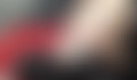 Muttermilch wird in ein Glas voll gespritzt