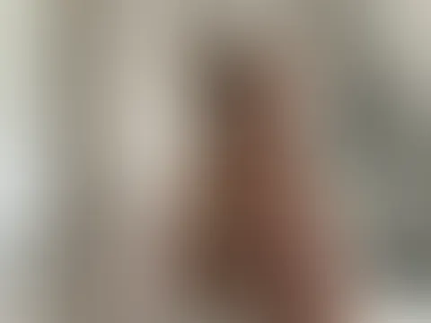Spiegel, Licht… und ein Blick über die Schulter 😘 Nicht perfekt – aber genau mein Vibe heute. Wer bleibt noch ein bisschen länger hier? 💋